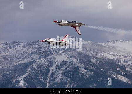 Une paire de Thunderbirds de l'US Air Force en formation serrée avec la chaîne enneigée de Wasatch en arrière-plan, Hill Air Force base, Utah Banque D'Images