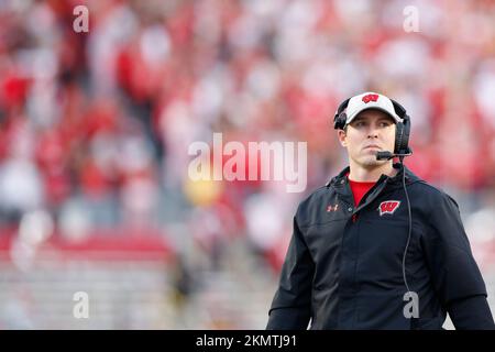 Madison, WI, États-Unis. 26th novembre 2022. Jim Leonhard, entraîneur-chef des Badgers du Wisconsin, lors du match de football de la NCAA entre les Golden Gophers du Minnesota et les Badgers du Wisconsin au Camp Randall Stadium de Madison, WISCONSIN. Darren Lee/CSM/Alamy Live News Banque D'Images