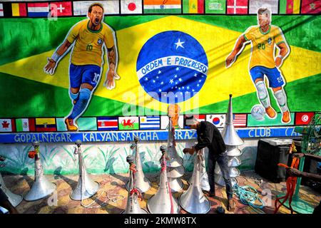 Kolkata, Inde. 26th novembre 2022. Les gens ont vu travailler devant un mur graffiti des joueurs brésiliens de football Neymar da Silva Santos Júnior, et Vinicius Jr. À Kolkata. Crédit : SOPA Images Limited/Alamy Live News Banque D'Images