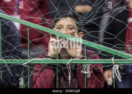 Un enfant palestinien regarde la diffusion en direct du match de la coupe du monde de 2022 entre l'Arabie saoudite et la Pologne à Gaza. (Note finale; Arabie Saoudite 0- 2 Pologne). Banque D'Images