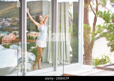 Rien n'est plus unique... une belle vue avec des étirements le matin. belle jeune femme qui s'étend sur la vue. Banque D'Images