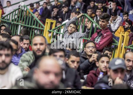 Gaza, Palestine. 26th novembre 2022. Un enfant palestinien regarde la diffusion en direct du match de la coupe du monde de 2022 entre l'Arabie saoudite et la Pologne à Gaza. (Note finale; Arabie Saoudite 0- 2 Pologne). (Photo de Mahmoud Issa/SOPA Images/Sipa USA) crédit: SIPA USA/Alay Live News Banque D'Images