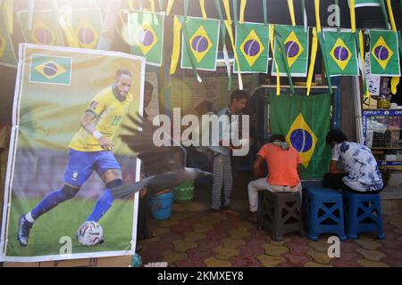 Kolkata, Bengale occidental, Inde. 26th novembre 2022. Un propriétaire de la stalle alimentaire en bord de route, partisan du Brésil, a décoré sa stalle avec le drapeau national du Brésil et une affiche de Neymar lors de la coupe du monde de la FIFA 2022 à Kolkata. (Credit image: © Sudipta Das/Pacific Press via ZUMA Press Wire) Banque D'Images