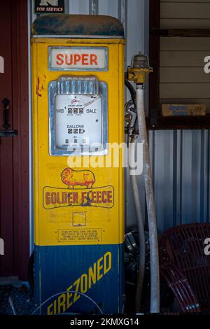 Exposition historique d'un ancien garage avec pompe à essence Golden Fleece. Queensland du Nord, Australie Banque D'Images