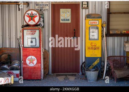 Exposition historique d'un ancien garage avec pompes à essence et souvenirs. Queensland du Nord, Australie Banque D'Images