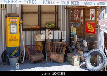 Exposition historique d'un ancien garage avec pompes à essence et souvenirs. Queensland du Nord, Australie Banque D'Images