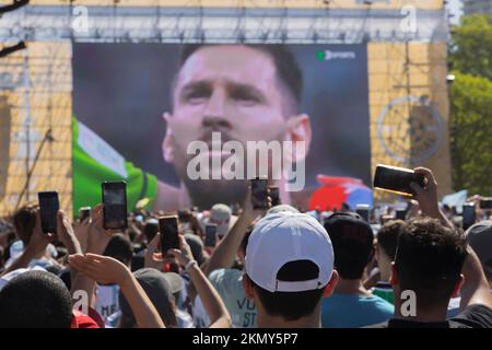 Buenos Aires, Argentine. 26th novembre 2022. Le Fest des Fan de la ville a été rempli de spectateurs pour assister au match Argentine-Mexique de la coupe du monde qui a lieu au Qatar. Sur la scène du groupe, l'Argentine a battu Mexico 2-0 avec un premier but de Lionel Messi à 64' et un deuxième but d'Enzo Fernández à 87'. (Photo par Esteban Osorio/Pacific Press) crédit: Pacific Press Media production Corp./Alay Live News Banque D'Images