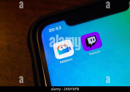 Vancouver, CANADA - octobre 17 2022 : icônes des applications Mildom et Twitch sur un écran d'iPhone. Concept de compétition de plate-forme de diffusion en direct e-sports Banque D'Images