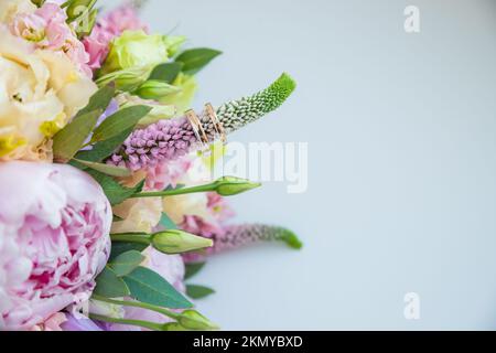 Bouquet riche de péonies roses et de fleurs lilas eustoma roses, feuille verte . Bouquet de printemps frais. Holodays, cadeau.Arrangement de belle floraison Banque D'Images