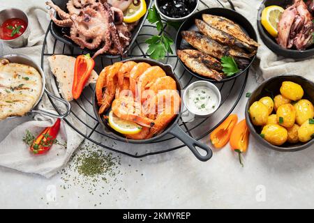 Plateau de fruits de mer. Assortiment de délicieux fruits de mer avec légumes sur fond gris. Vue de dessus. Banque D'Images