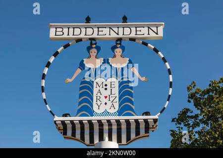 Angleterre, Kent, Biddenden, le signe du village en fer forgé montrant Mary et Eliza Chulkhurst aka les femmes de Biddenden, Une paire de Twins joints Banque D'Images