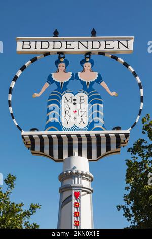 Angleterre, Kent, Biddenden, le signe du village en fer forgé montrant Mary et Eliza Chulkhurst aka les femmes de Biddenden, Une paire de Twins joints Banque D'Images