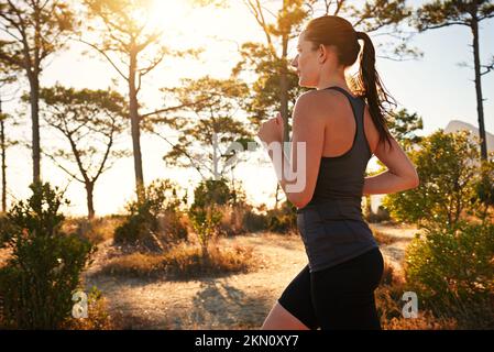 La beauté des natures à la course. une jeune femme qui fait une course de sentier. Banque D'Images