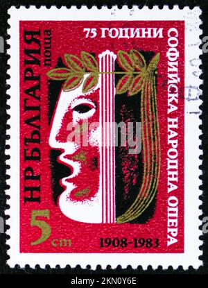 MOSCOU, RUSSIE - 29 OCTOBRE 2022 : timbre-poste imprimé en Bulgarie montre le symbole du théâtre musical, série de Sofia de l'Opéra national de 75 ans, vers 1983 Banque D'Images