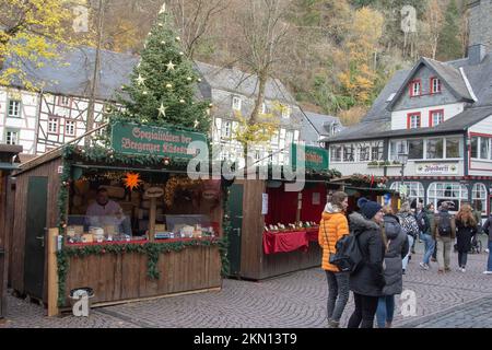 Monschau novembre 2022: Le marché de Noël Monschau ouvre traditionnellement du premier au quatrième week-end à l'Avent, de 25 novembre à 18 décembre, Banque D'Images