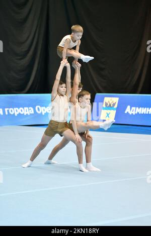 Orenbourg, Russie, 14 décembre 2017 : les garçons participent à des compétitions d'acrobatie sportive au Championnat d'Orenbourg ouvert en acrobatie sportive Banque D'Images