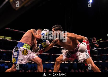 Carson, Californie, États-Unis. 26th novembre 2022. Fernando Vargas Jr. D'Oxnard, CA (7-0 7 Kos Pink Short) en action contre Alejandro Martinez. Vargas Jr. A gagné le combat par 2nd knockout. (Credit image: © Adam DelGiudice/ZUMA Press Wire) Credit: ZUMA Press, Inc./Alamy Live News Banque D'Images