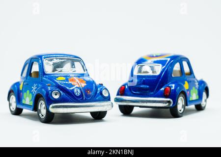 Vieille voiture bleu vintage jouet avant et arrière Banque D'Images