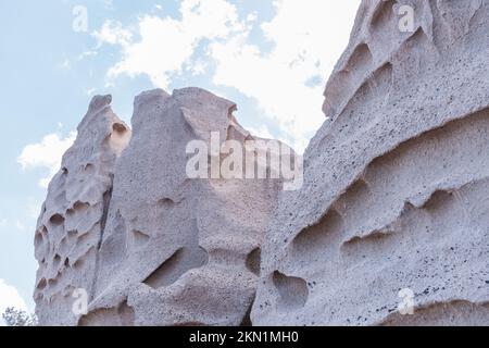 La texture des falaises de grès blanc de l'île de Santorini, Grèce. Banque D'Images