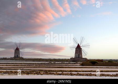 Moulins à vent, Marsala Salt Works, province de Trapani, Sicile, Italie, Europe Banque D'Images