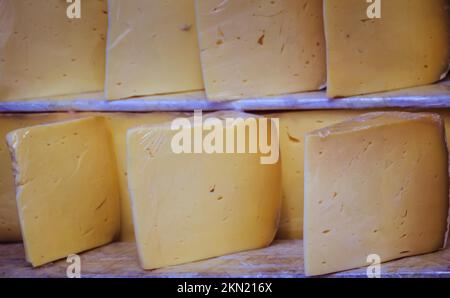 Coupes de kashkaval ou de fromage kasseri à vendre sur la tablette Banque D'Images