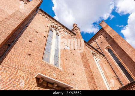 Vue à angle bas sur le mur de l'église médiévale en brique Banque D'Images