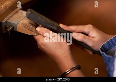 Résoudre le problème. Un artiste créant quelque chose de bois. Banque D'Images