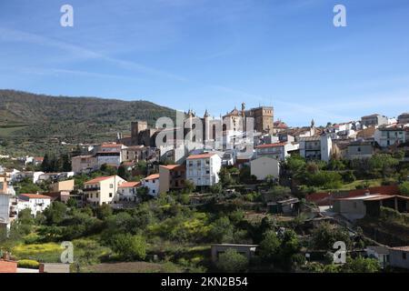 Vue sur la ville de Guadalupe et le 'Real Monasterio de Santa Maria' historique à Guadalupe Extremura Espagne. Ce monastère est classé au patrimoine mondial de l'UNESCO Banque D'Images