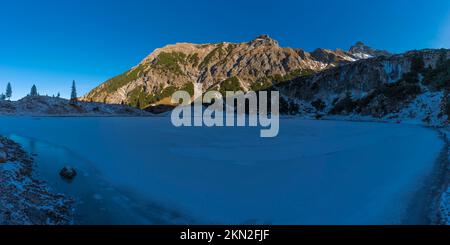 Bas Gaisalpsee, derrière elle l'Entschenkopf, 2043m, Alpes d'Allgaeu, Allgaeu, Bavière, Allemagne, Europe Banque D'Images
