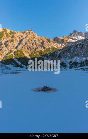 Bas Gaisalpsee, derrière lui l'Entschenkopf, 2043 m, Alpes d'Allgäu, Allgäu, Bavière, Allemagne, Europe Banque D'Images