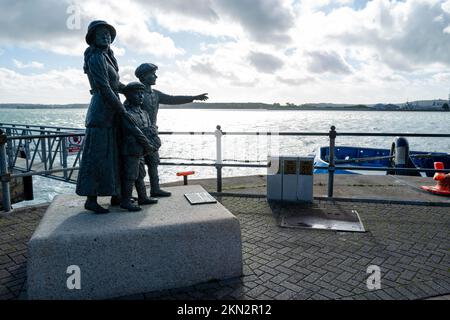 Un monument de Jeanne Rynhart à Annie Moore de Cork qui a été le premier immigrant à traverser Ellis Island. Cobh, Irlande, Europe Banque D'Images