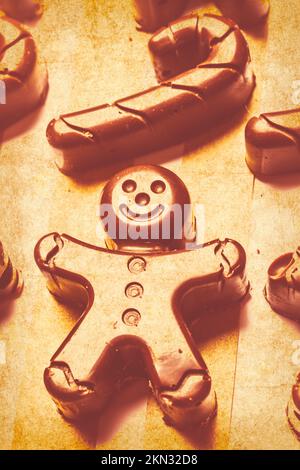 Boutons de chocolat gingembre pain hommes dans un gros plan de la cuisine confections. Pain cuit au four Banque D'Images
