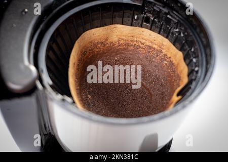 mise au rebut du filtre usagé de la cafetière. café filtre utilisé dans la machine. filtrer les grains de café Banque D'Images