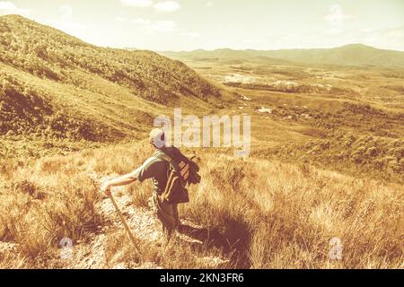 Style de vie rétro filtré sur un homme de randonnée appréciant un paysage rustique vista. Prise, Mont Zeehan, Tasmanie, Australie Banque D'Images