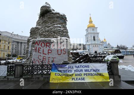 L'illustration montre le Monument de la princesse Olha (princesse Olga), entièrement emballé dans des sacs de sable pour le protéger, sur la place Mykhailivska en face de la rue Le Monastère Golden-Domed de Michael, et un aperçu des destructions dans le centre-ville, le deuxième jour d'une visite à Kiev, Ukraine, le dimanche 27 novembre 2022. Le Premier ministre de Croo et le ministre des Affaires étrangères Lahbib sont arrivés samedi dans la capitale ukrainienne, Kiev, pour une visite non annoncée. Il y a neuf mois, la Russie envahissait le pays voisin. La Belgique fournira un soutien supplémentaire à l'Ukraine. De Croo et Lahbib utilisent t Banque D'Images