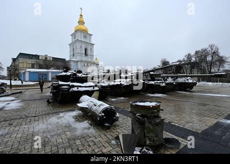 L'illustration montre des véhicules militaires russes sur la place Mykhailivska en face de la rue Le Monastère Golden-Domed de Michael, et un aperçu des destructions dans le centre-ville, le deuxième jour d'une visite à Kiev, Ukraine, le dimanche 27 novembre 2022. Le Premier ministre de Croo et le ministre des Affaires étrangères Lahbib sont arrivés samedi dans la capitale ukrainienne, Kiev, pour une visite non annoncée. Il y a neuf mois, la Russie envahissait le pays voisin. La Belgique fournira un soutien supplémentaire à l'Ukraine. De Croo et Lahbib utilisent la visite pour annoncer un soutien belge supplémentaire d'environ 37,4 Milli Banque D'Images