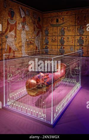 LYON, FRANCE, 25 novembre 2022 : la chambre funéraire expose des répliques du sarcophage et du cercueil de Toutankhamon, présentés dans l'exposition 'Touta Banque D'Images