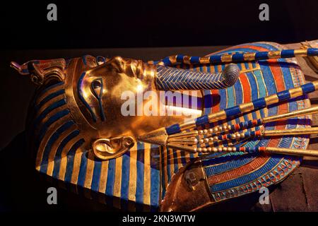 LYON, FRANCE, 25 novembre 2022 : réplique du sarcophage Toutankhamon, présentée dans l'exposition 'Toutankhamon, découverte du pharaon oublié' Banque D'Images