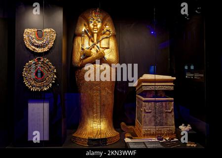 LYON, FRANCE, 25 novembre 2022 : réplique de sarcophage d'or Toutankhamun, présentée dans l'exposition célébrant 100 ans de découverte. Banque D'Images