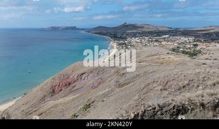 Paysage aérien avec rive de la crique de Vila Baleira à Porto Santo, tourné dans la lumière d'automne de Miradouro da Portela, Portugal Banque D'Images