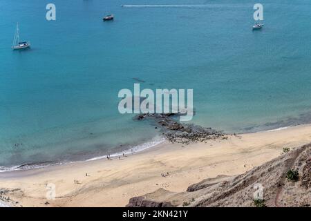 Paysage aérien avec la rive de sable doré et l'eau claire de l'océan de Beach do Penedo à l'île de Porto Santo, tourné dans la lumière d'automne lumineuse de Miradouro Banque D'Images