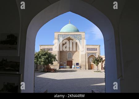Barak Khan Madrasa, place de l'Imam Hazrat, vieille ville, Tachkent, province de Tachkent, Ouzbékistan, Asie centrale Banque D'Images