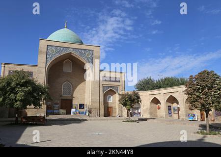 Barak Khan Madrasa, place de l'Imam Hazrat, vieille ville, Tachkent, province de Tachkent, Ouzbékistan, Asie centrale Banque D'Images