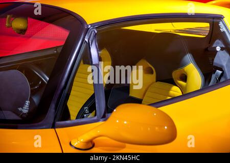 Voiture jaune Ferrari F50 modèle de 1994 au musée Ferrari de Maranello Banque D'Images
