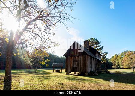 Calhoun, Géorgie, Etats-Unis-20 octobre 2022: Vann's Tavern avec bien dans le dos. Construit ca. 1805 par le chef Cherokee James Vann il était situé près de Vann Banque D'Images