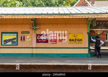 Angleterre, Sussex, Bluebell Railway, gare de Horsted Keynes, plate-forme Banque D'Images