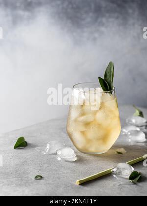 Cocktail glacé rafraîchissant avec garniture en sauge, espace de copie Banque D'Images