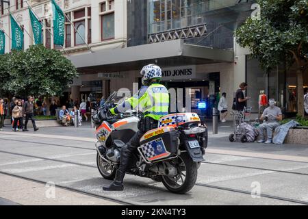 Pilote de moto de la police australienne à Bourke Street Melbourne, surveillant une manifestation publique dans la rue, centre-ville de Melbourne, Victoria, Australie 2022 Banque D'Images