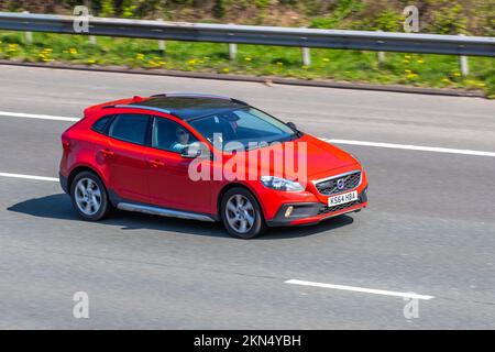 2014 Red VOLVO V40 D3 CROSS COUNTRY se 1984cc 6 SPEED Manual ; sur l'autoroute M6, Royaume-Uni Banque D'Images