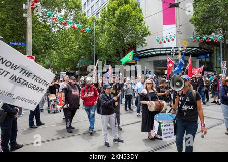 Les manifestants de rue défilent dans la CDB de Melbourne pour s'opposer à l'emprisonnement de Julian Assange et à la politique de vaccination anticoviale du gouvernement,Australie Banque D'Images